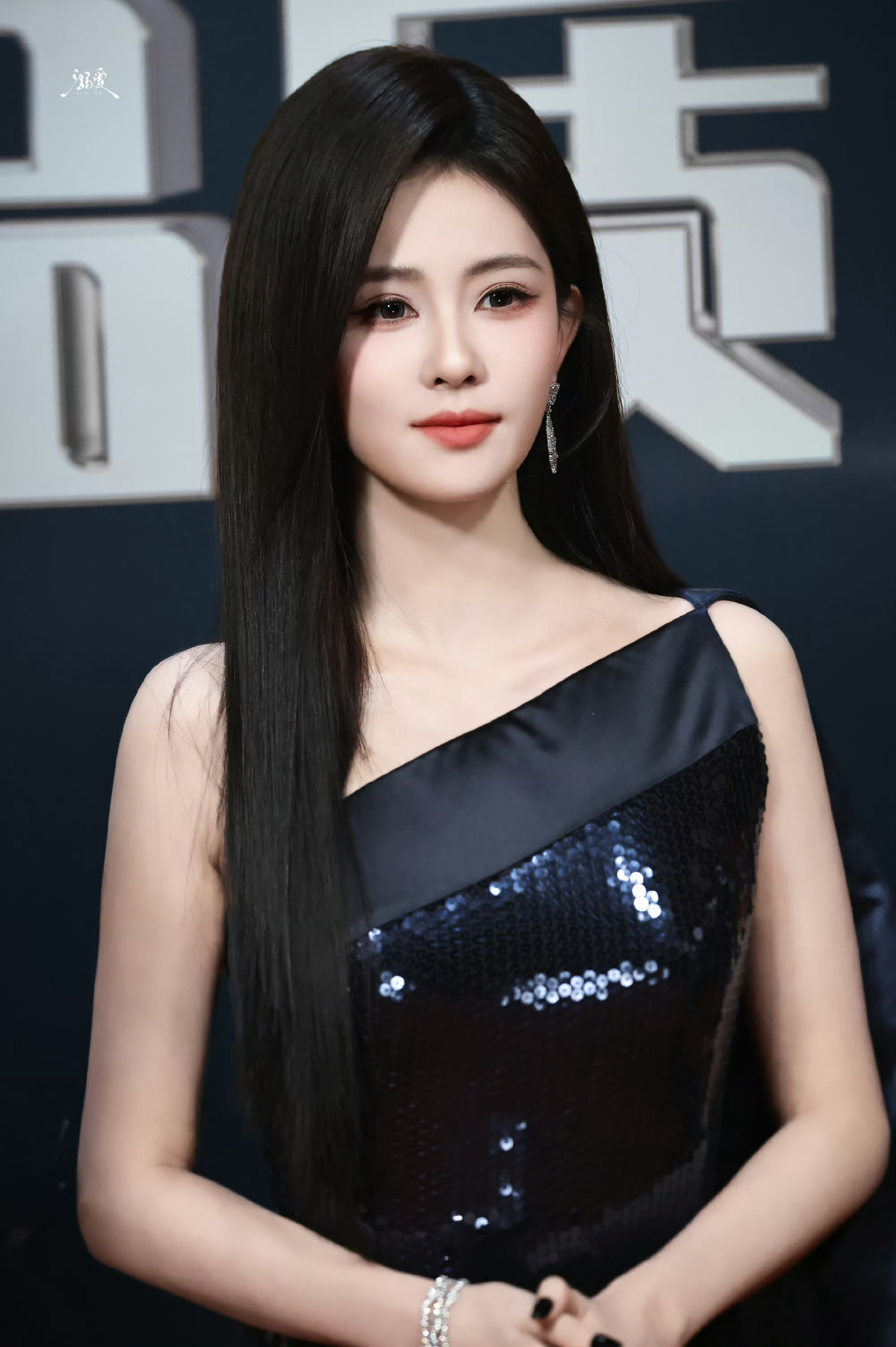 白鹿 我今天穿了个被子 白鹿这一套完全御姐来的，美成这样！！ 