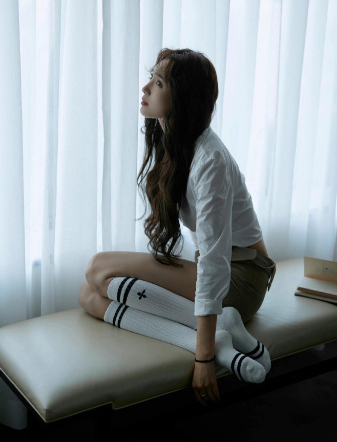 王紫璇，白衣白袜子，柔美清新私服图集 ​​​