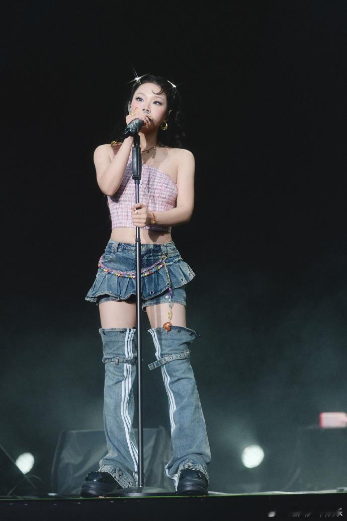 万妮达在福州说底气来自专业实力 万妮达真的越了解越让人喜欢，在老家福州的舞台上大