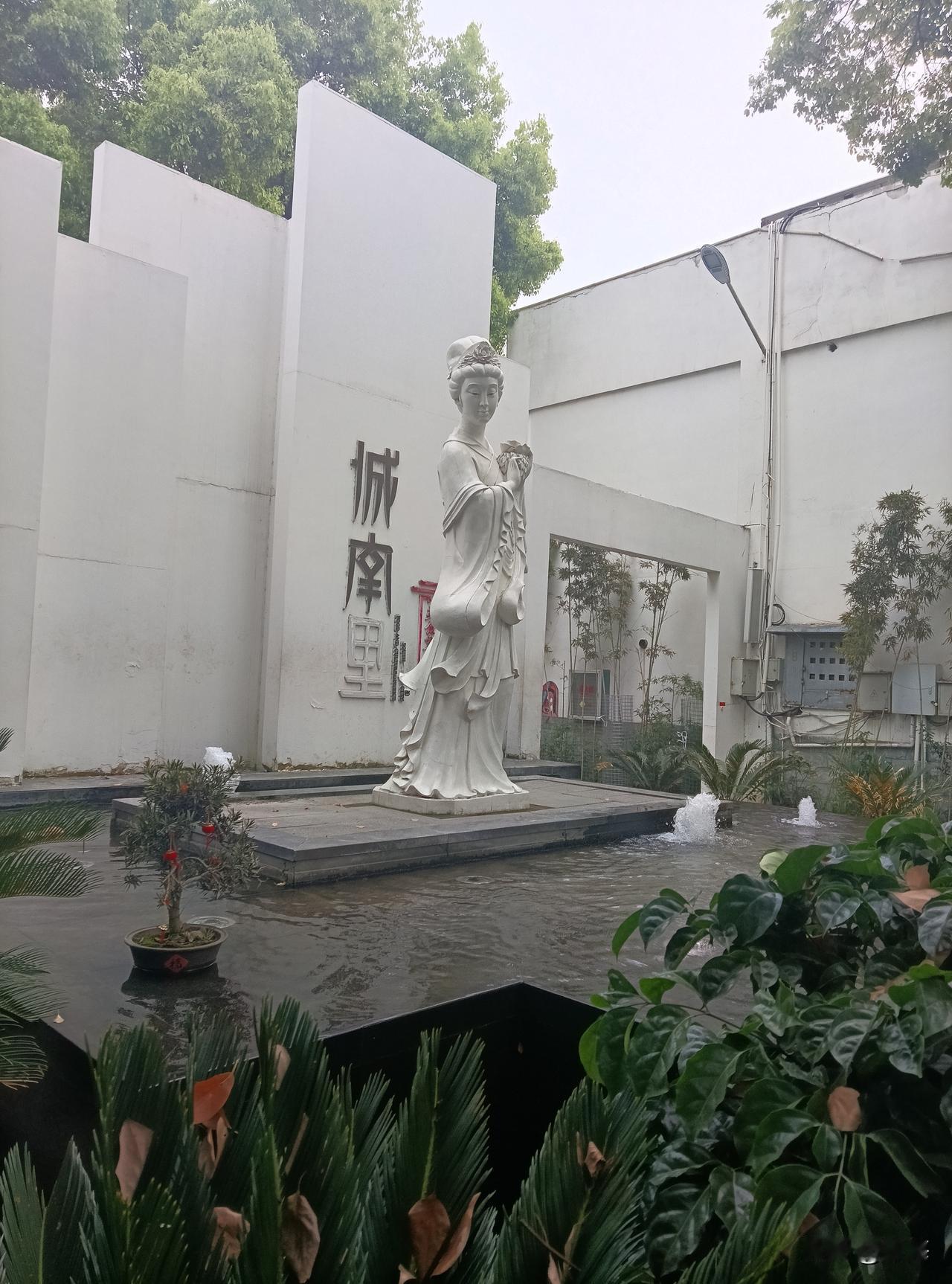 南阳溧河物流园的“ 城南里一一”南阳城南近年新起的美食文化+休闲游乐+花鸟古玩 