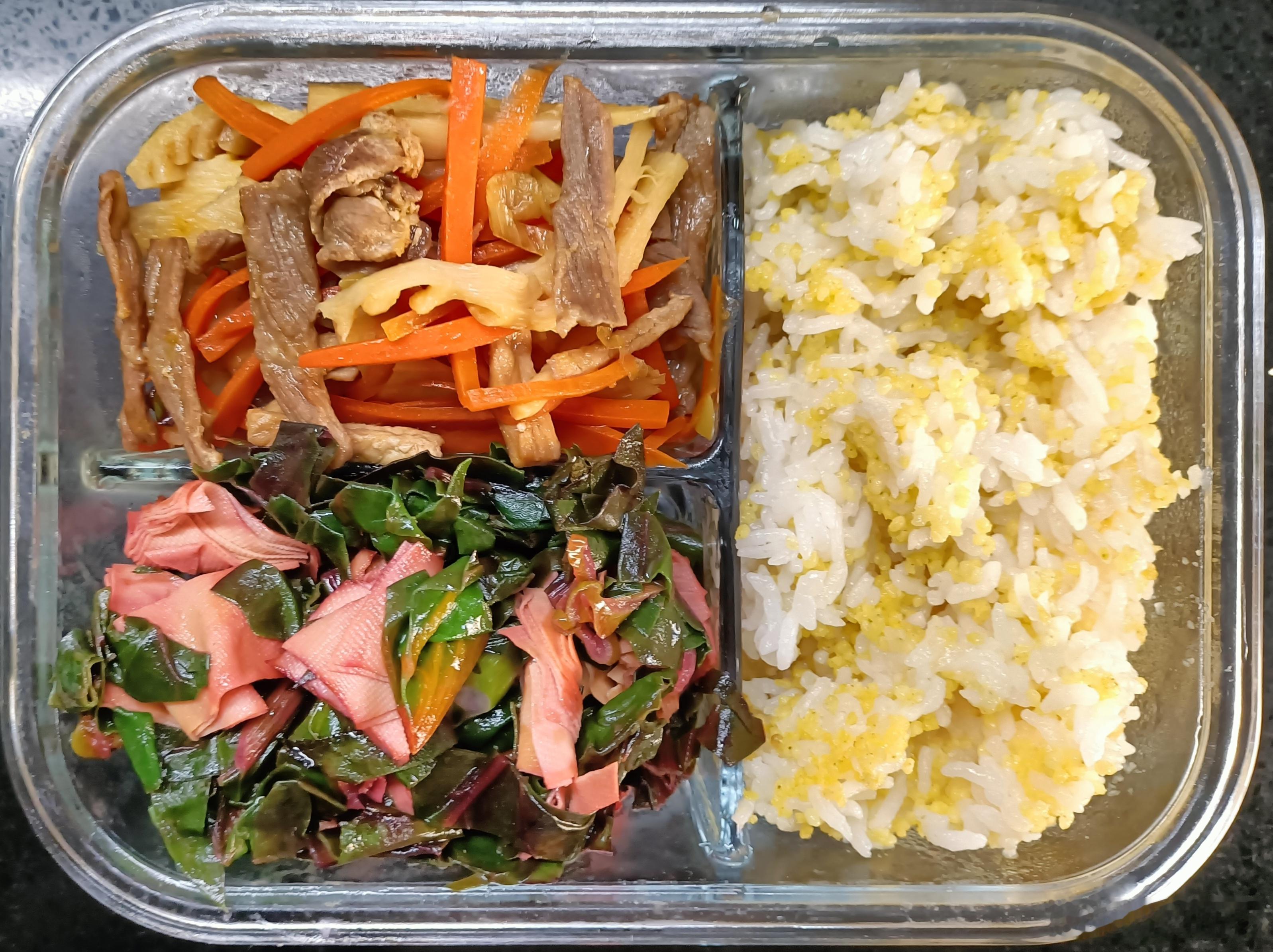 #儿子的午餐##这个问题吃什么# 小米大黄米米饭，胡萝卜竹笋炒肉片，豆腐皮炒红甜