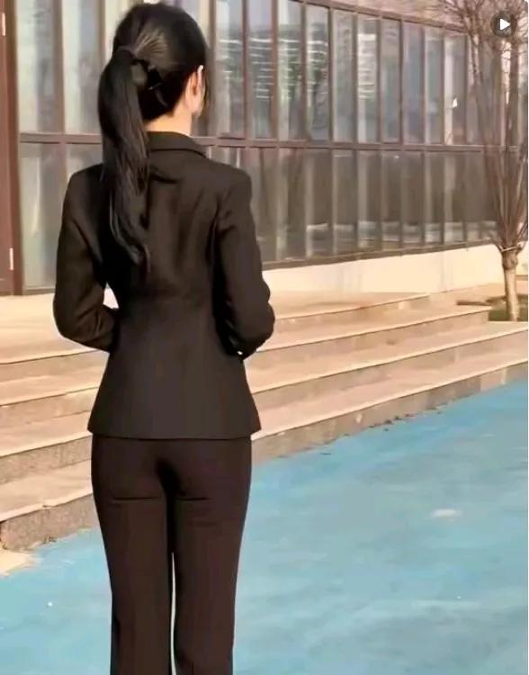 某局的反腐倡廉会议就要开始了，台下座无虚席，台上就差正中的局长位还空着。
秘书小