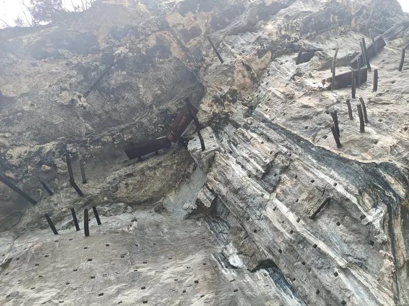 隧道里密密麻麻的钢管，居然能把岩石“焊”死？
天天走隧道却没人告诉你的硬核冷知识