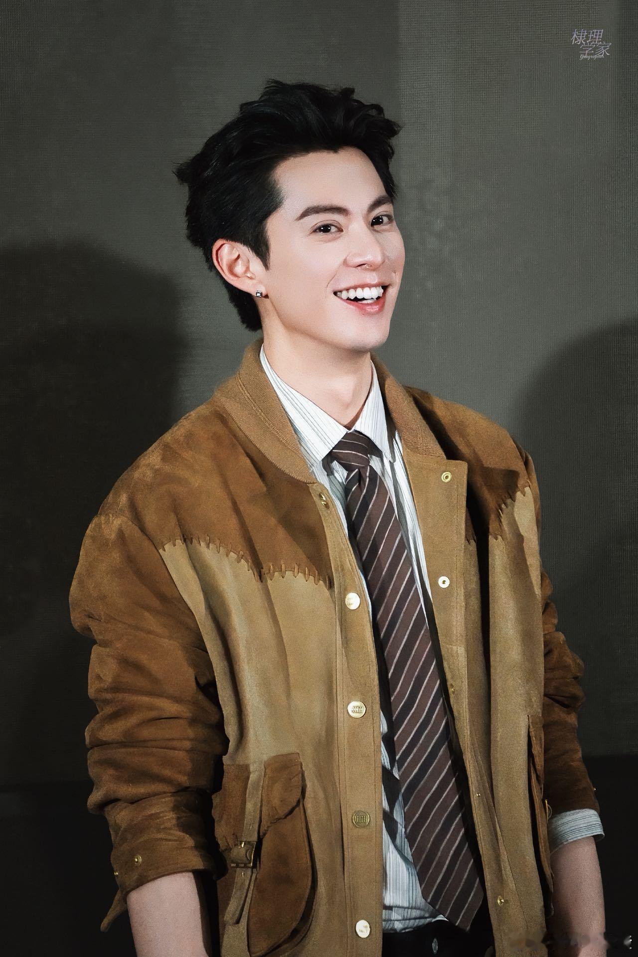 王鹤棣回应不再依赖哥哥算长大吗温柔直面成长必经之路，王鹤棣真诚分享内心想法。不再