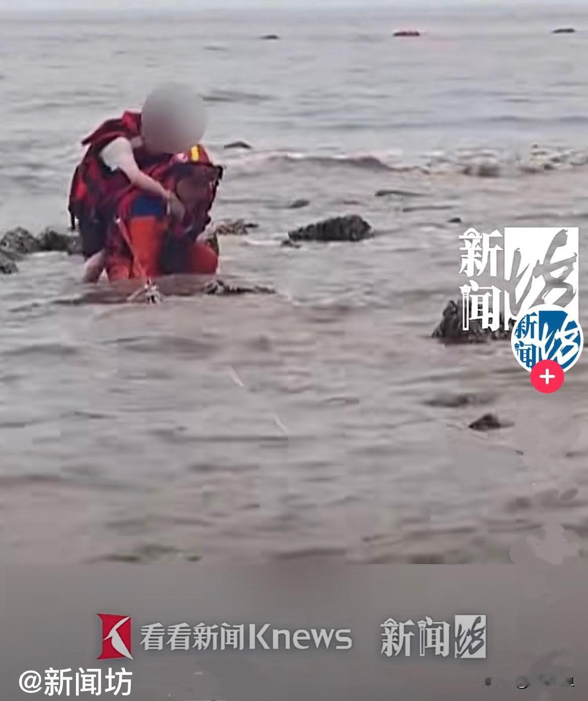 近日上海，当天一早一名女子无视海边安全警示和海域游玩规定，擅自走潮汐小路，跑到近