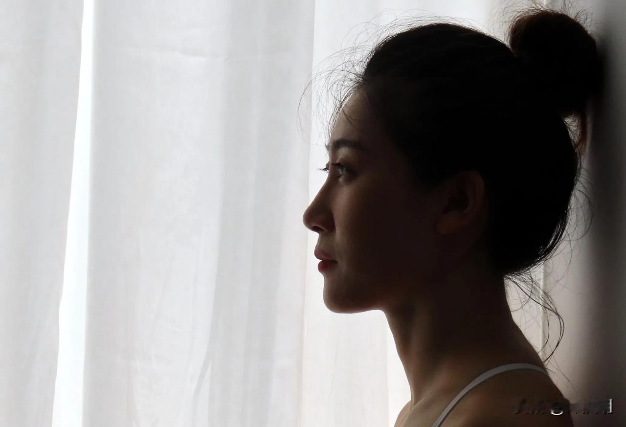 倚窗含笑，眉眼如画。