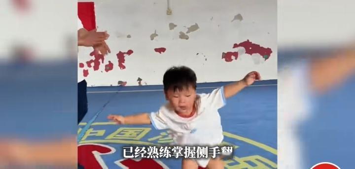 刷到一个视频，一个穿尿不湿的2岁宝宝连打8个侧手翻，太牛了！这小身体的协调性和灵