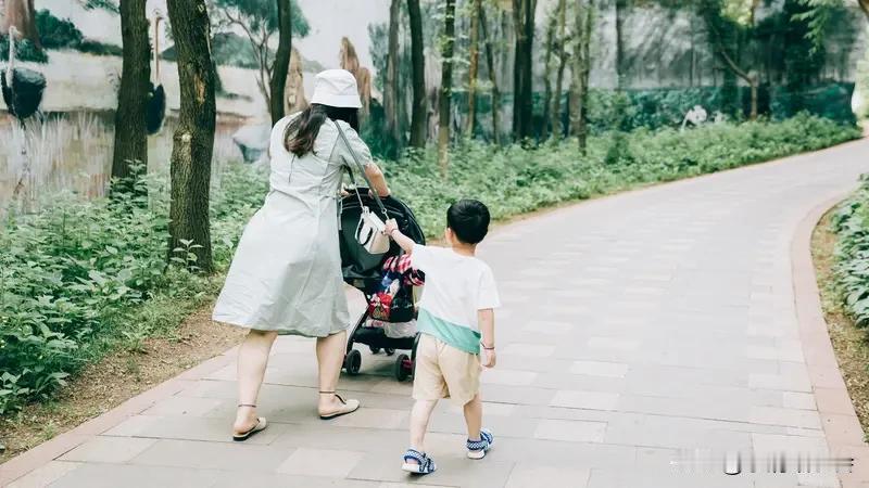 带娃的一天，简直像一场没有硝烟的战斗。我家孩子就像小闹钟，7点准时哭醒，我先冲去