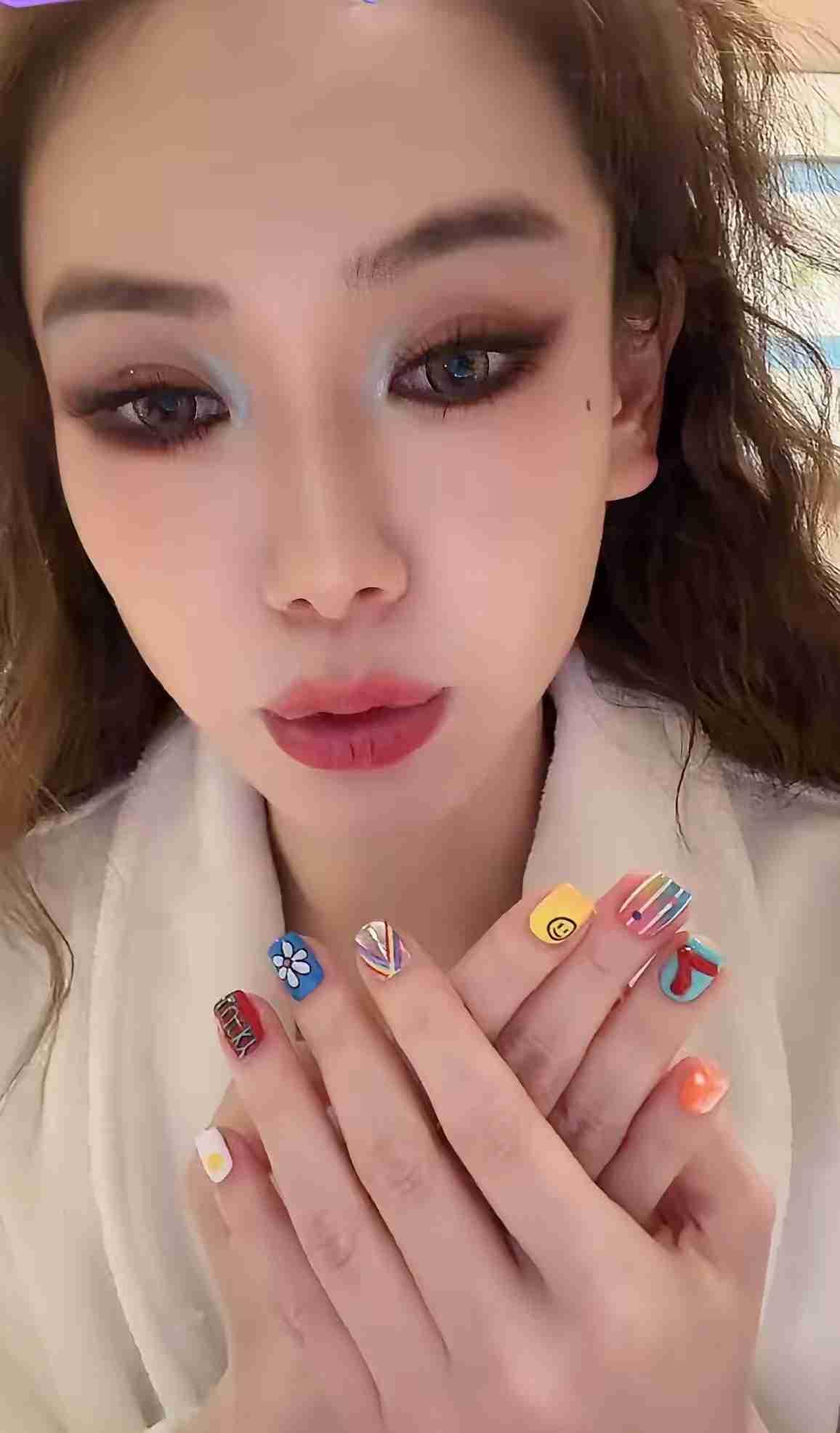 戚薇这美甲，光做就花了6小时，还得是自己全程跟美甲师沟通设计，难怪她笑着说“时间