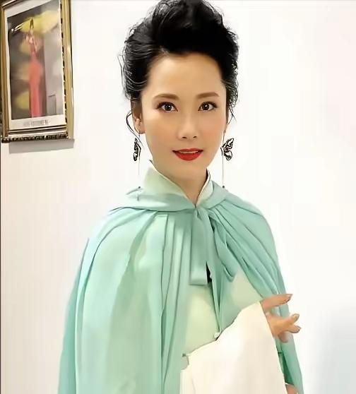 1983年，20岁的何赛飞去老师家吃饺子，看到相片中老师的4个儿子，突然感觉会嫁