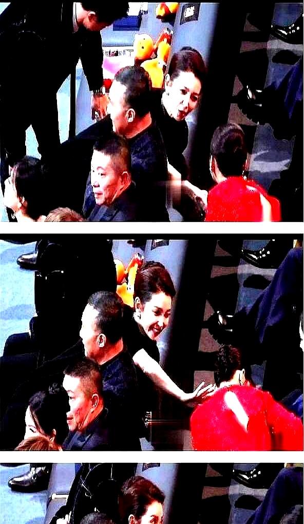 李少红走过，杨紫辛芷蕾起身鞠躬，杨幂坐着抬手。
 

谁还记得当年，李少红指着杨