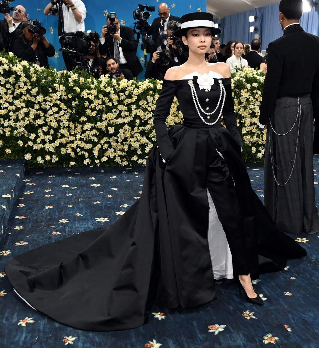 JENNIE出席Met Gala红毯照🖤 ​​​