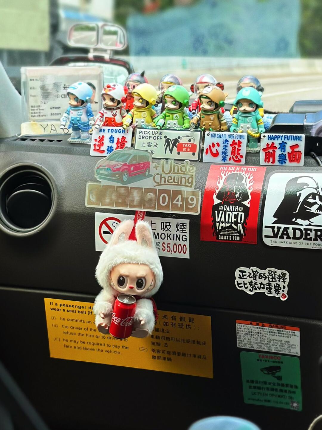 司机也是追赶上潮流了在的士上的 Labubu