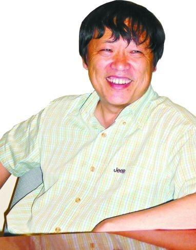 胡的尾巴终于露了出来！

老胡是一名老党员，可网友一直怀疑他对党的忠诚，认为不是