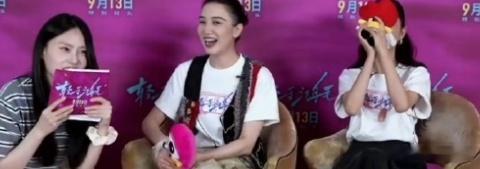宋佳和佟丽娅一起出席活动，两位美女搭配的都很靓丽，看上去像一对年轻的情侣。  宋