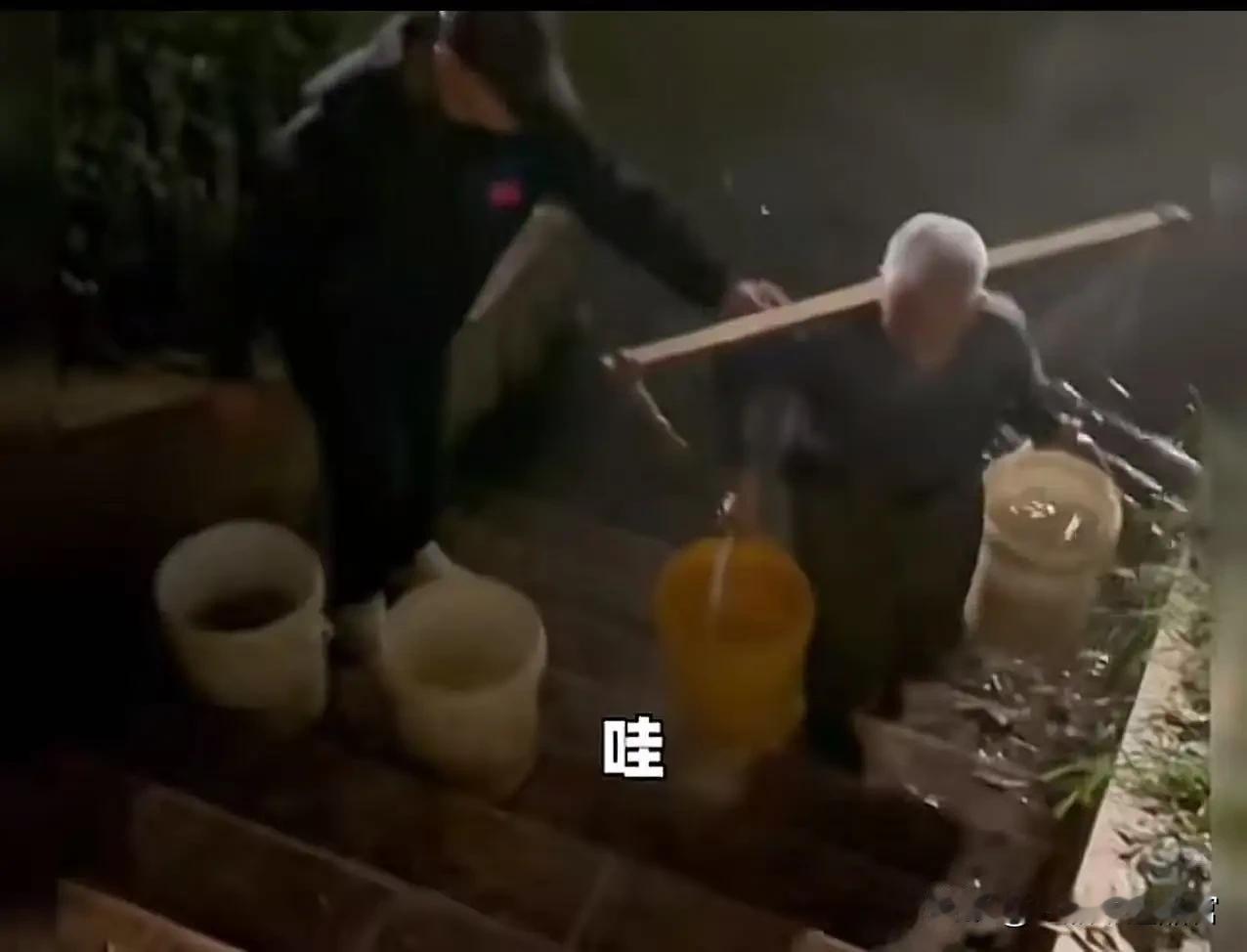 云南icon，七旬老人深夜摆摊洗车供应俩孩子读书，小伙看他可怜，想要转给他100