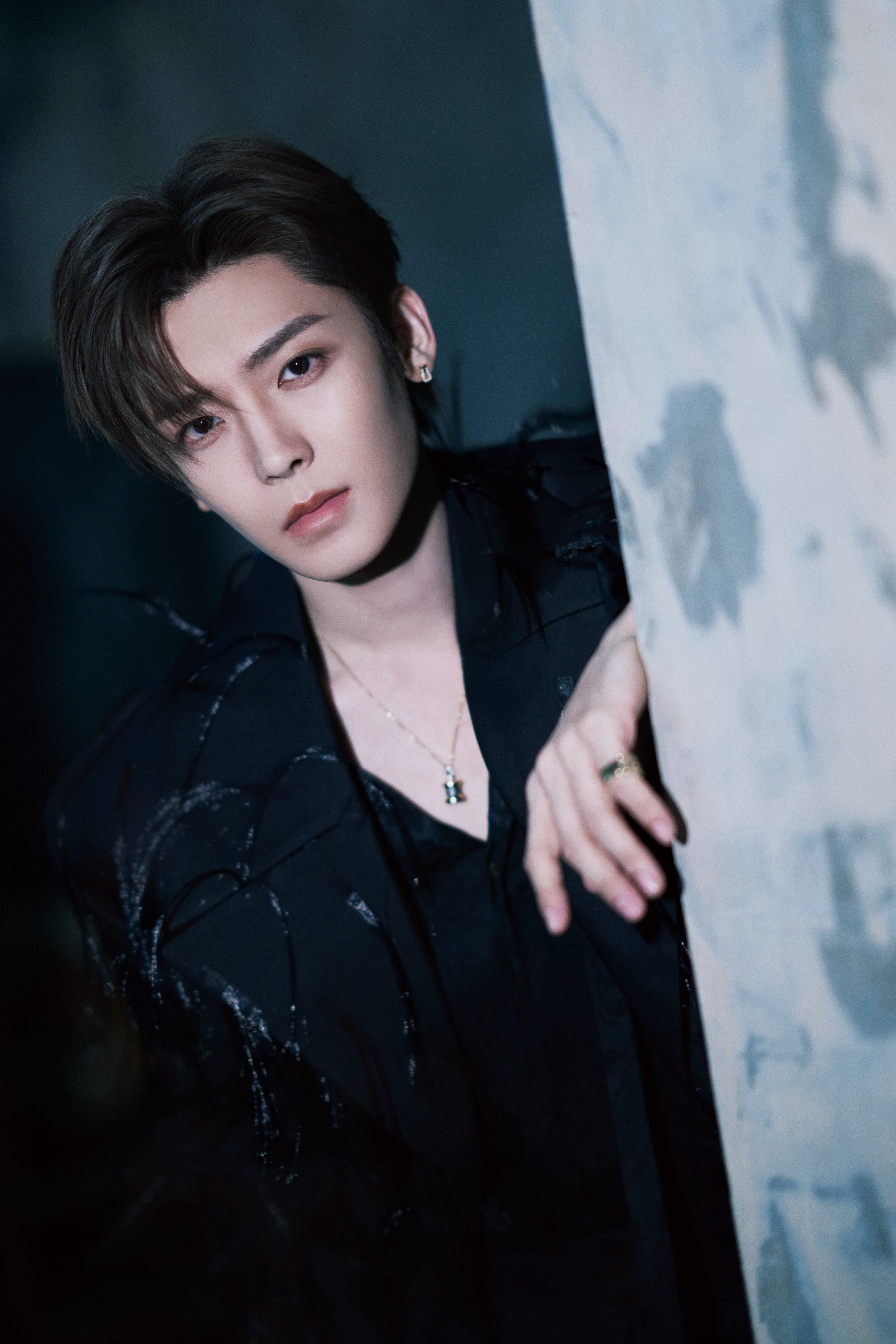 侯明昊出席2025微博视界大会造型图集，身着Jil Sander羽毛流苏大衣搭配