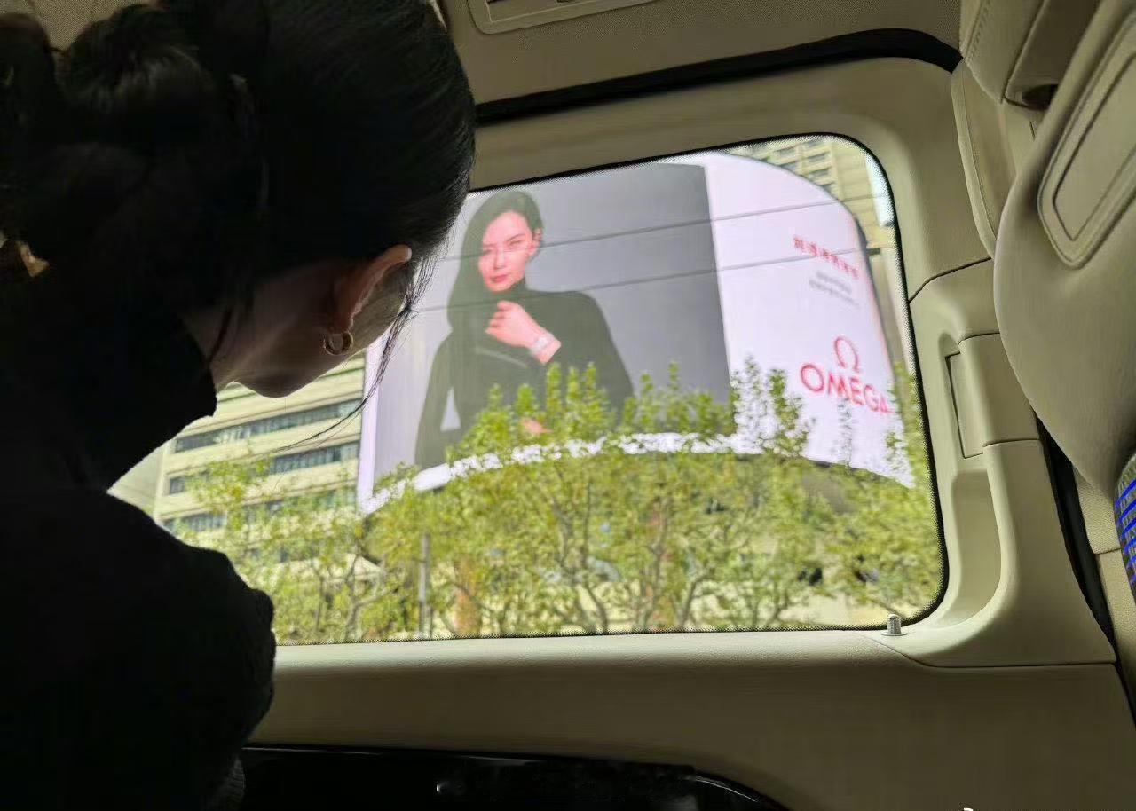 唐嫣和刘诗诗分别打卡自己代言品牌的地广，顶奢Fendi的大地广和平价港牌葫芦的小