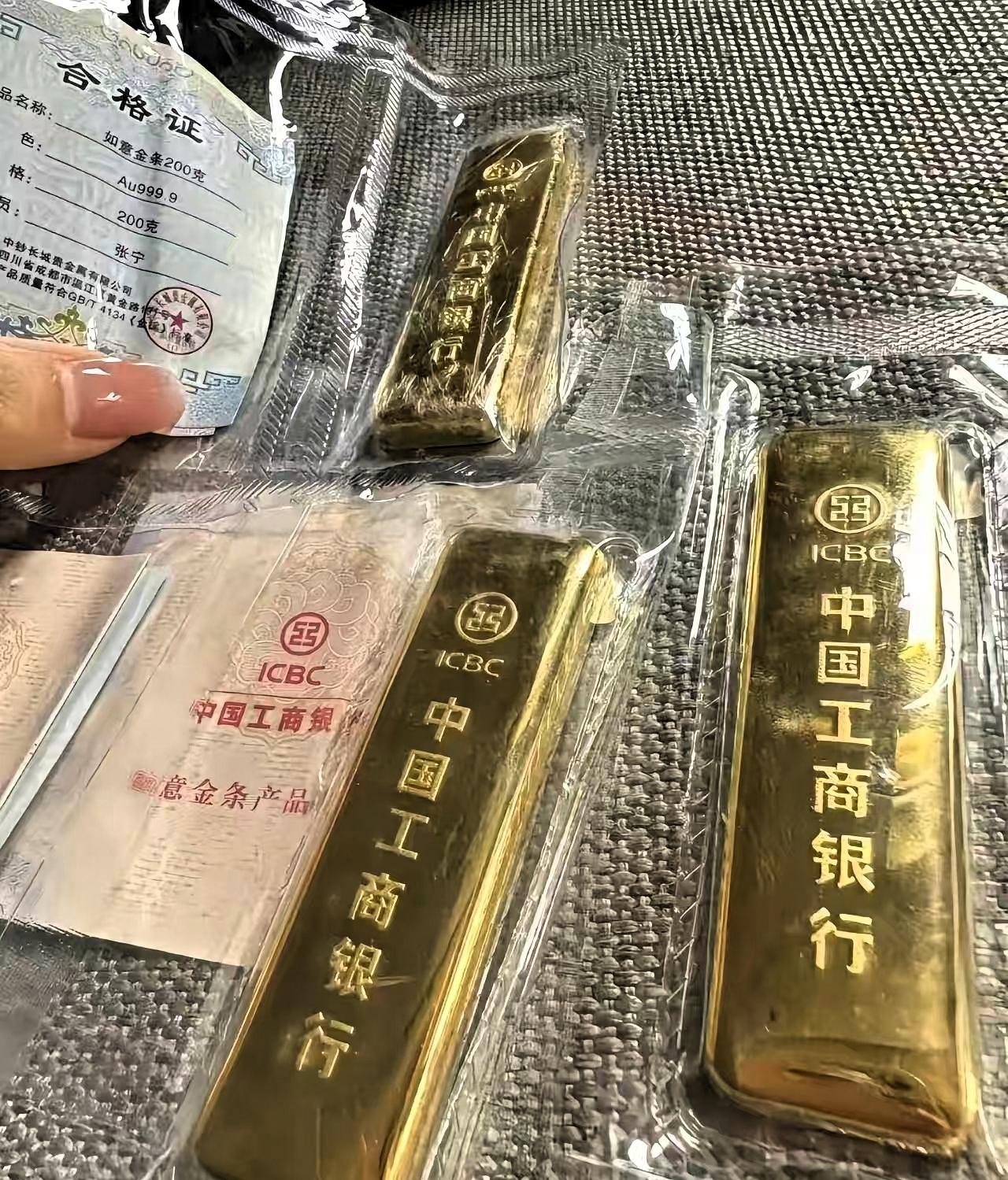 昨天刚买黄金的人，
今天估计的吃降压药了。
6月26日金价骤降，从887跌到87