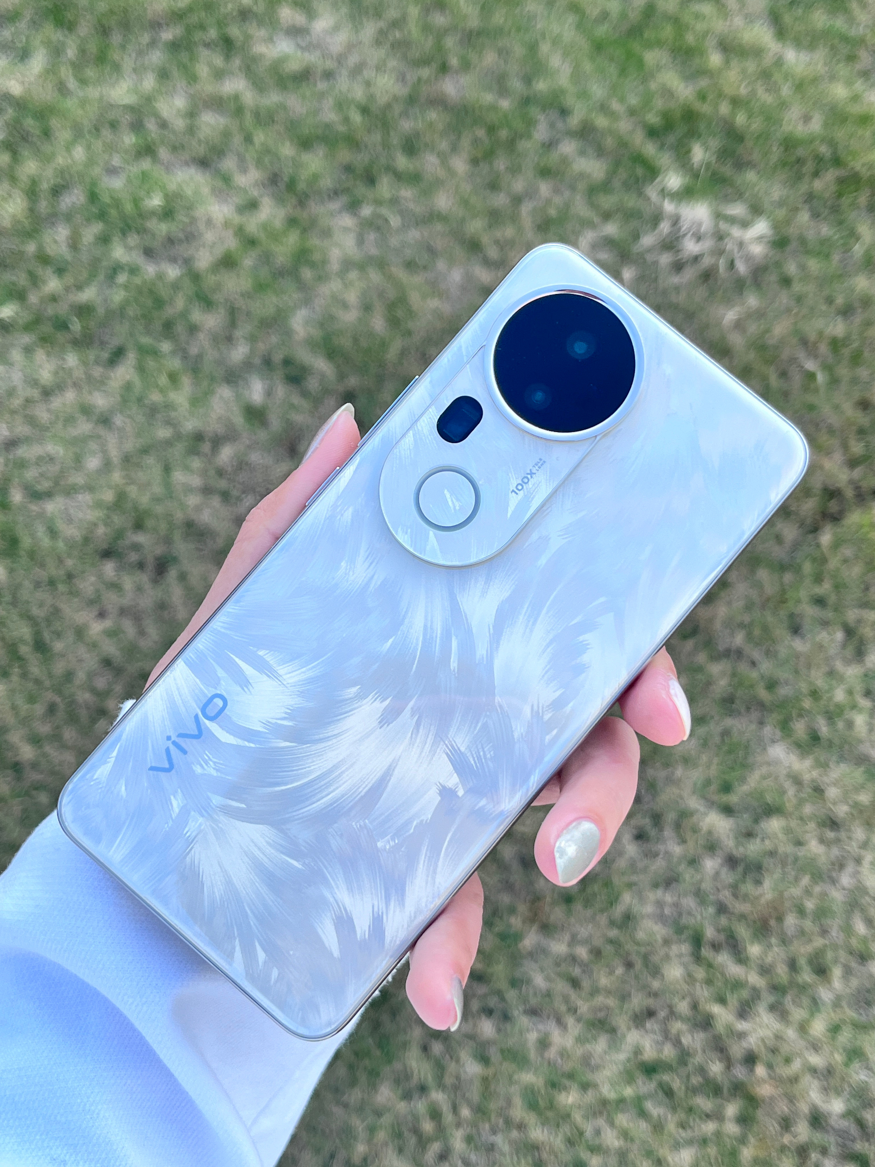 上班又溜出来晒太阳了🌞阳光真好，手上的vivo S20 Pro凤羽金也是真好看