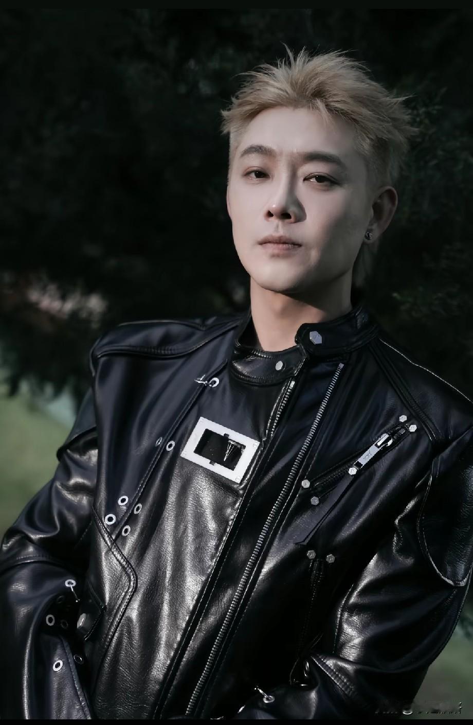 反差感拉满！宝石Gem金发皮衣造型爆火，《低智商犯罪》演技两极分化引热议
 
最