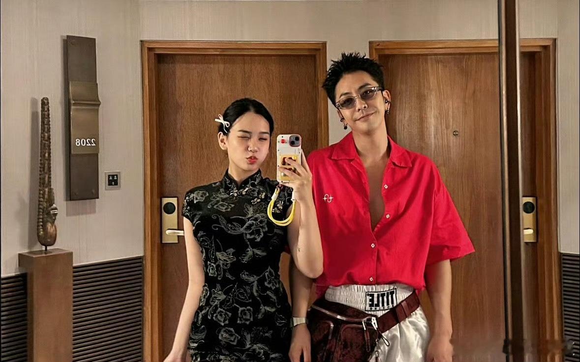 给再爱rapper夫妇加了feat每次看他们俩斗嘴都觉得好笑，一边互相放狠话一边