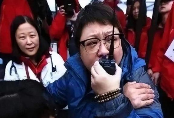 韩红身为基金会的发起人，其核心职责在于筹措资金、把控合规监管，具体事务本就可交予