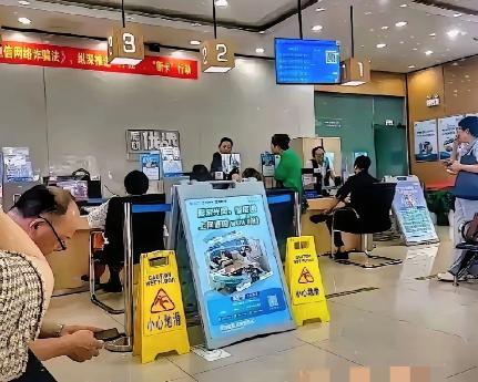 “杀熟”某营业厅内一大姐举着用了15年的号冲柜员吼：“新用户39元就160G，我