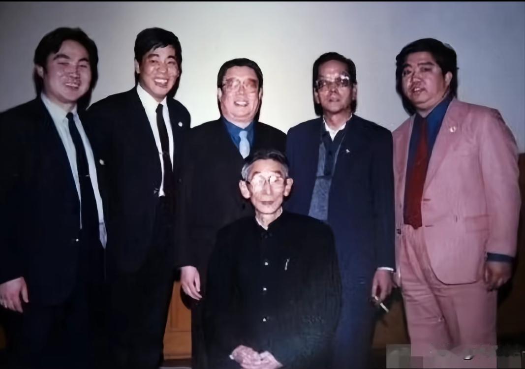 相声大师马三立和高英培、以及弟子的一张合影，高英培与范振钰的“高范组合”是北方相