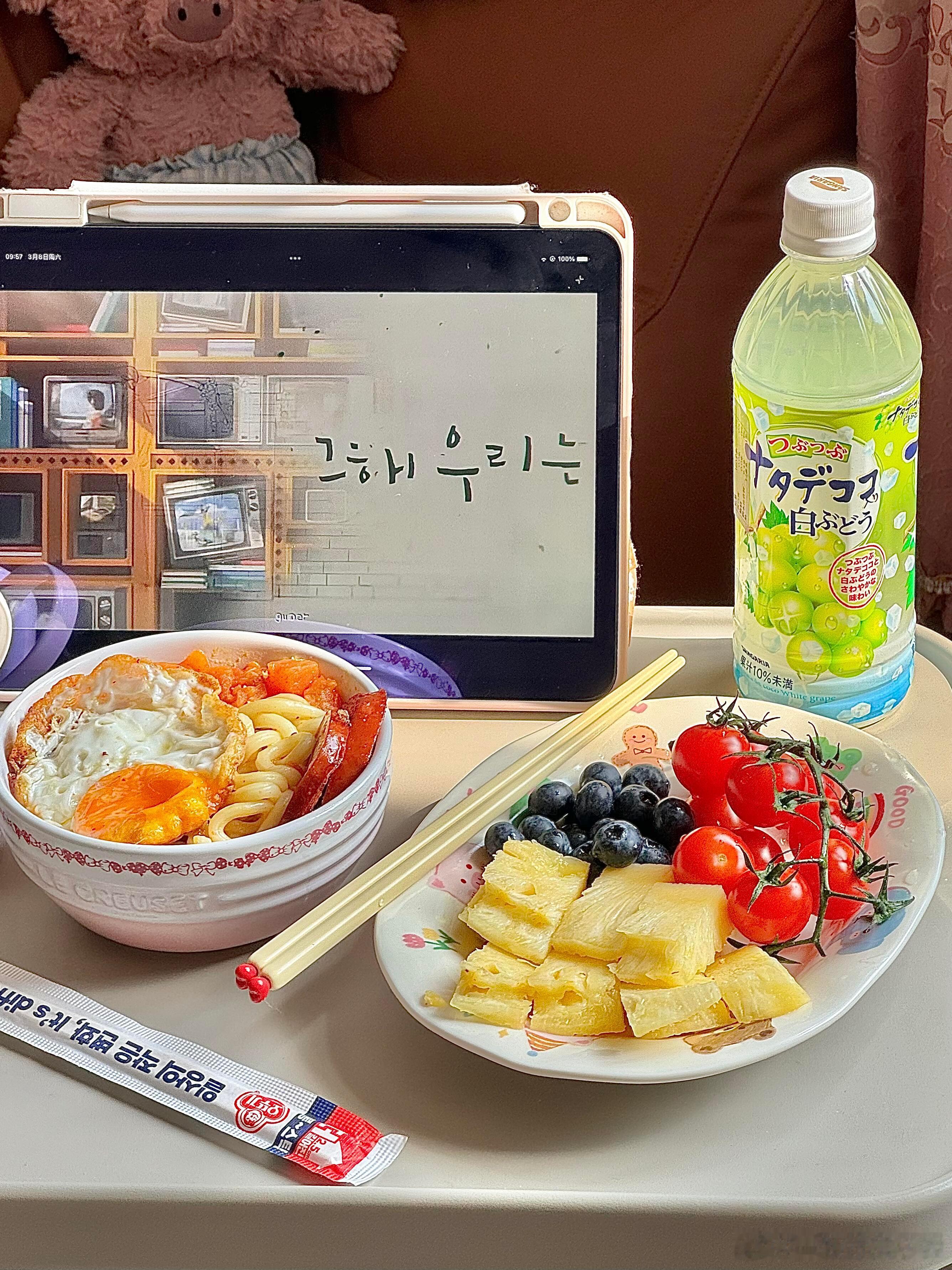 日常[超话] ^_^幸福的宅家日常今日晚餐🥣：番茄🍅咖喱🍛乌冬面🍜还有麻