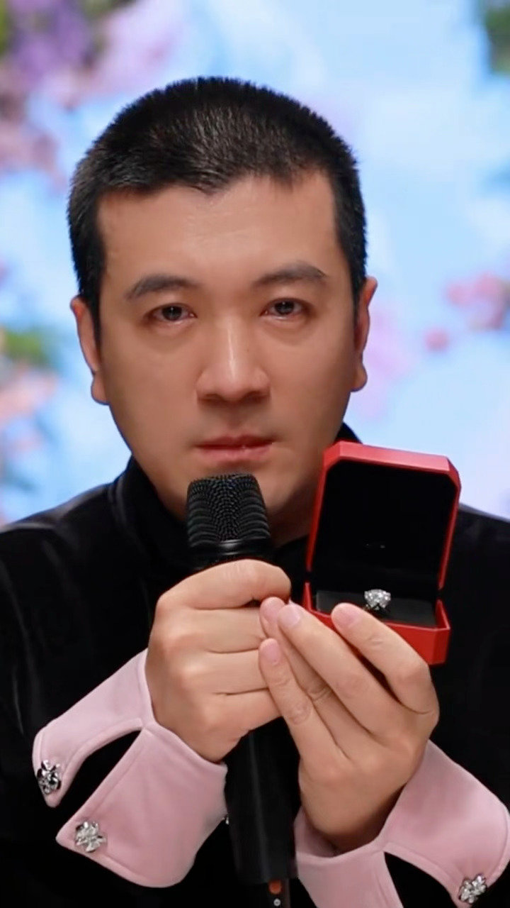 今日，杨子向黄圣依求婚这一重要时刻，本以为会是深情流露，却没想到他憋了半天眼泪后