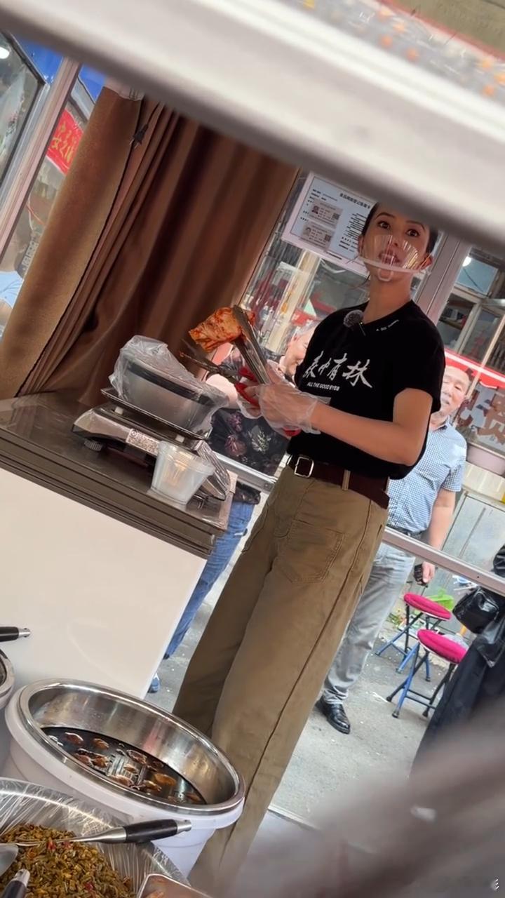沈阳偶遇高圆圆售卖辣白菜，线下宣传电影沈阳偶遇高圆圆卖辣白菜偶遇高圆圆卖辣白菜电