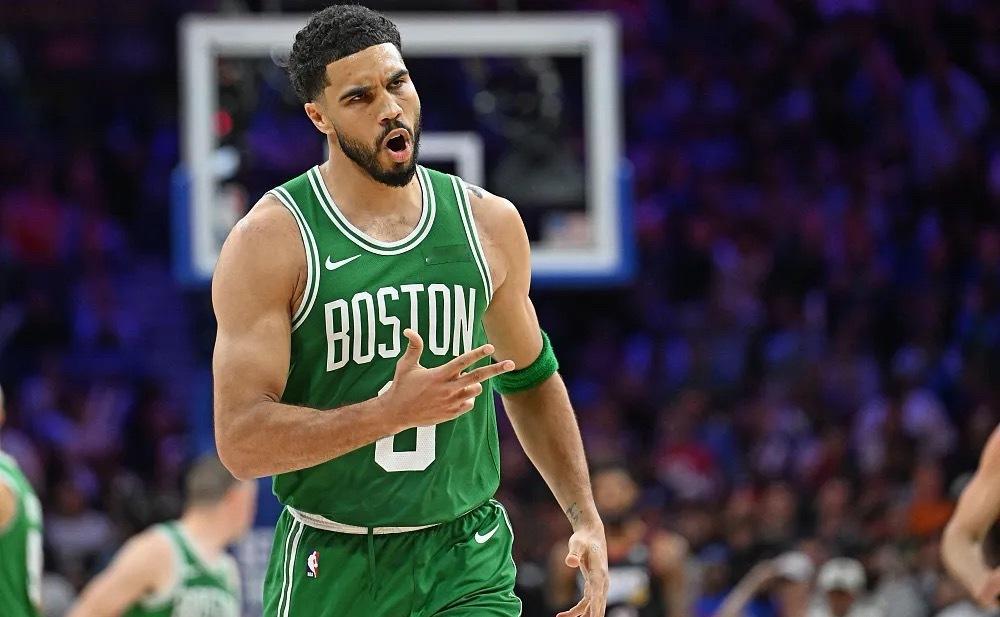 NBA季后赛继续进行，凯尔特人主场97-113不敌76人，大比分被改写为3-2。
