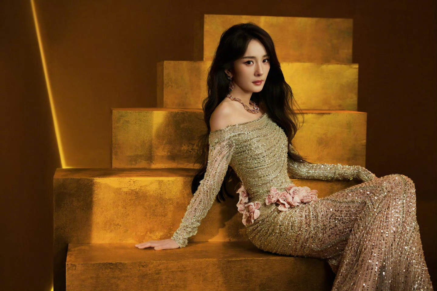 杨幂时尚芭莎盛典，鲨疯了幂姐，太美了LOOK1⃣️Georges Hobeika