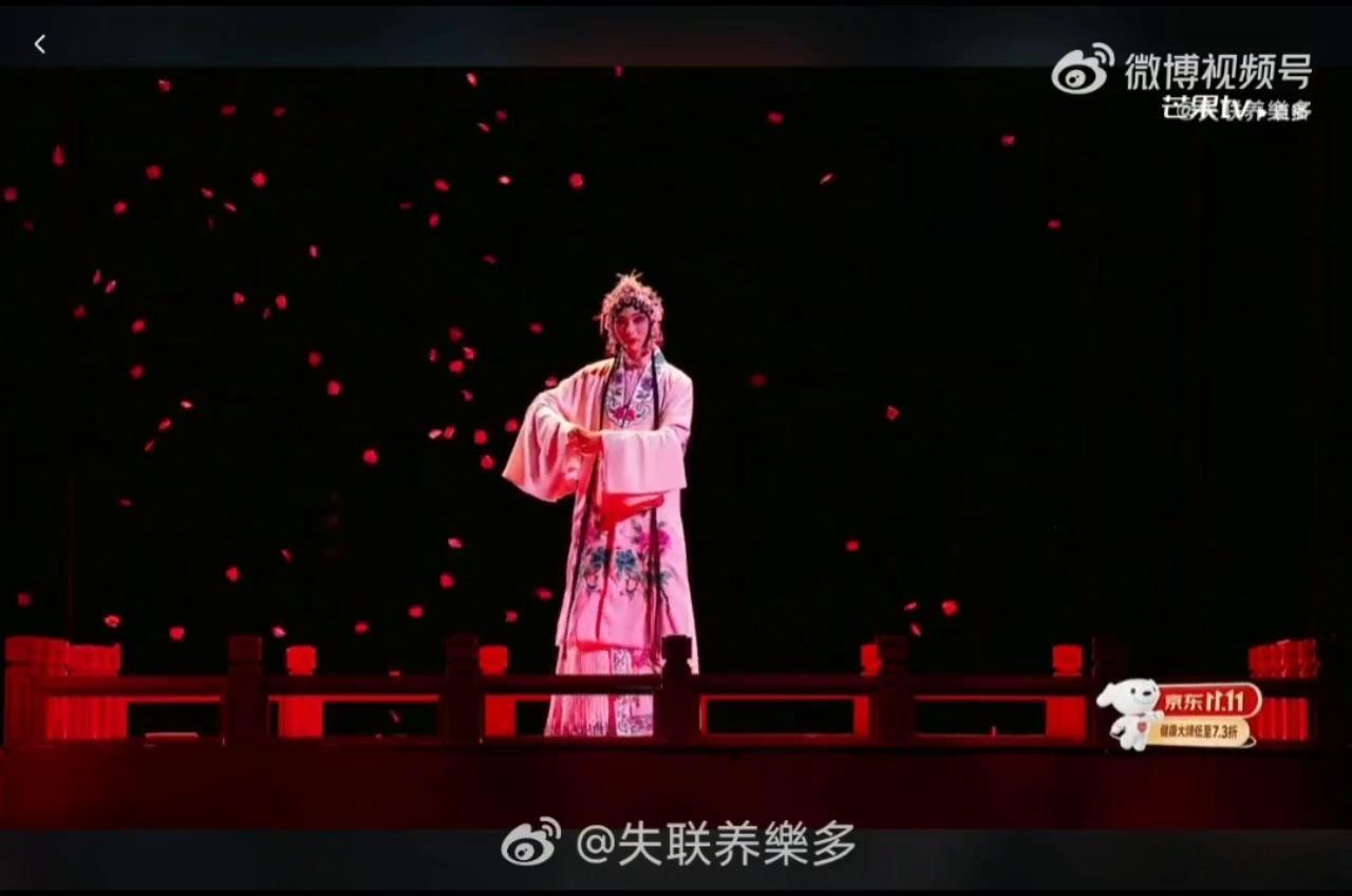 唐九洲[超话]唐九洲戏曲女装扮相太有冲击力的国风舞台！大胆尝试杜丽娘花旦扮相🌿