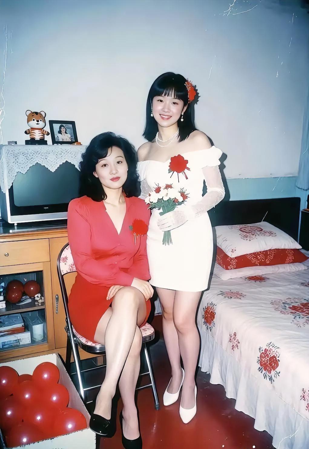 那时，女儿要出嫁，和妈妈合张照。女儿戴红花，妈妈穿红装…