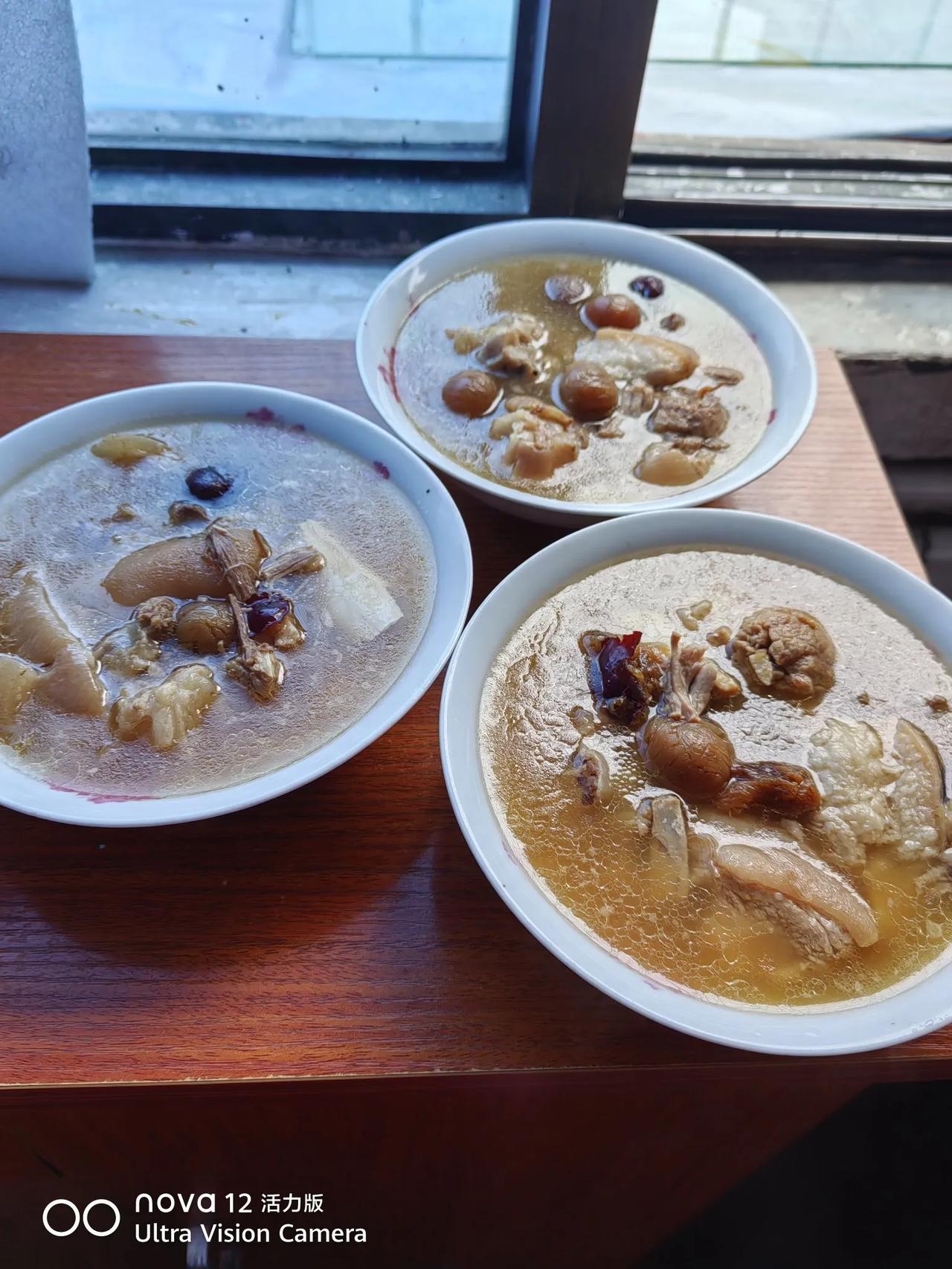 清炖猪脚
我奶奶90多岁了，牙口不好，她喜欢吃猪脚，我放了红枣，桂圆，清炖猪脚。