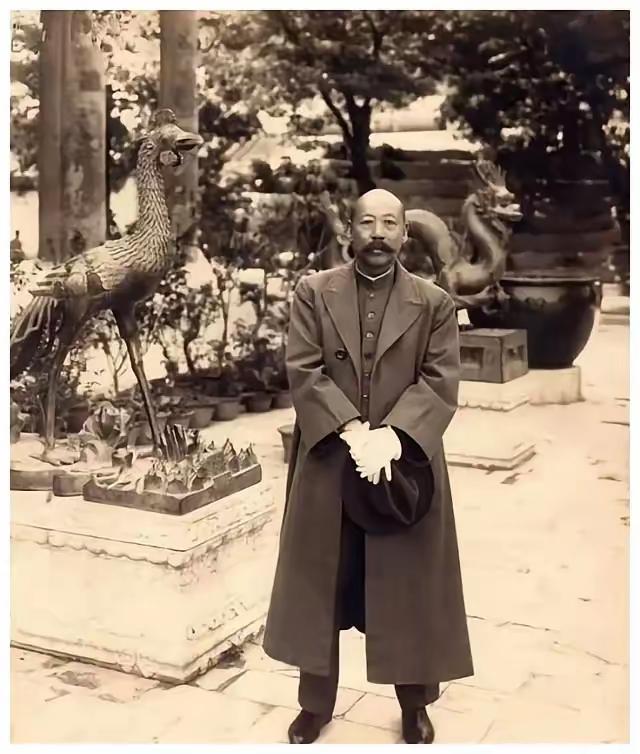 1924年，冯玉祥发动北京政变，将曹锐抓住，为了逼迫他吐点钱出来，冯玉祥派陈继淹