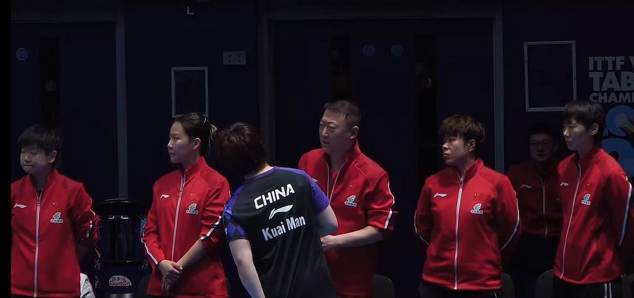 马琳都满脸愁容！国乒女队蒯曼还在场上对韩国队员比赛，马琳和队员们的注意力都被隔壁