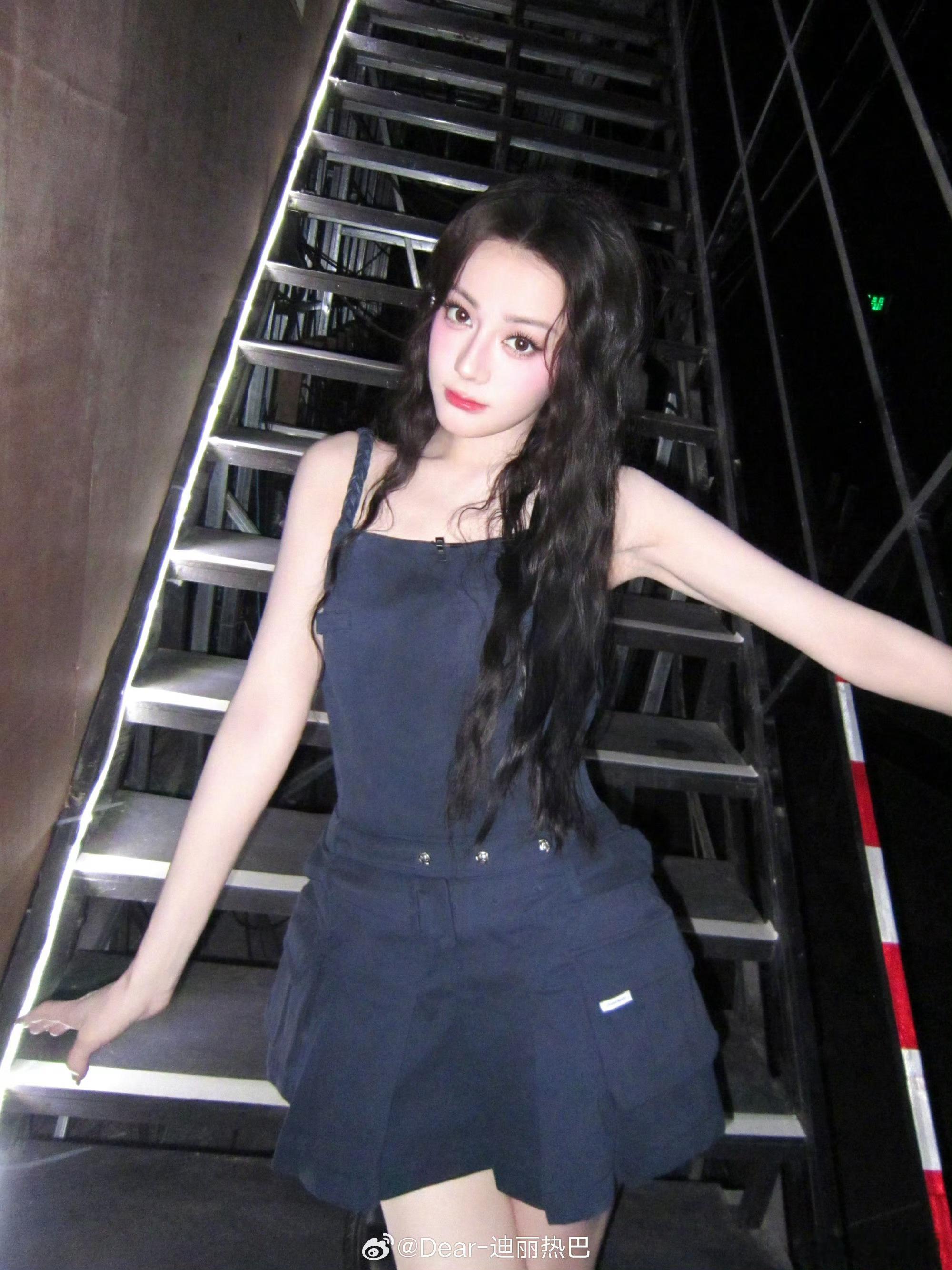 对别人正常的私生活狗仔还是少些关注吧不管男生女生保护自己都是有必要的 