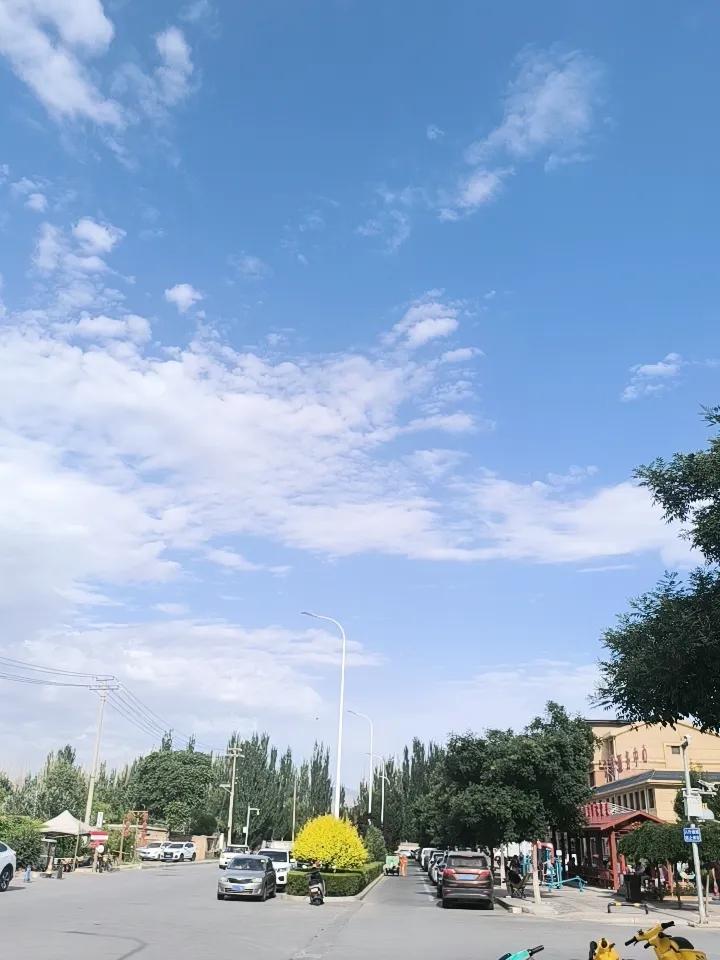 晴空万里，微风正好，中考第二天。
愿少年们放平心态，从容落笔，把平日的努力都化作