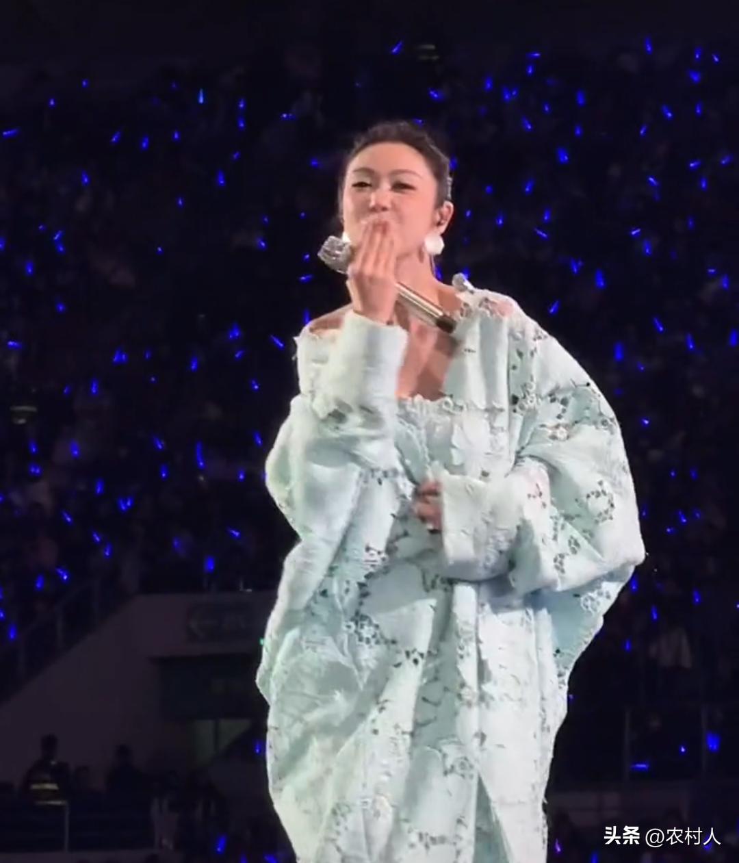 薛凯琪在演唱会上穿的这件衣服，不光看着有点像和服，还好像有点像把窗帘披在身上。你