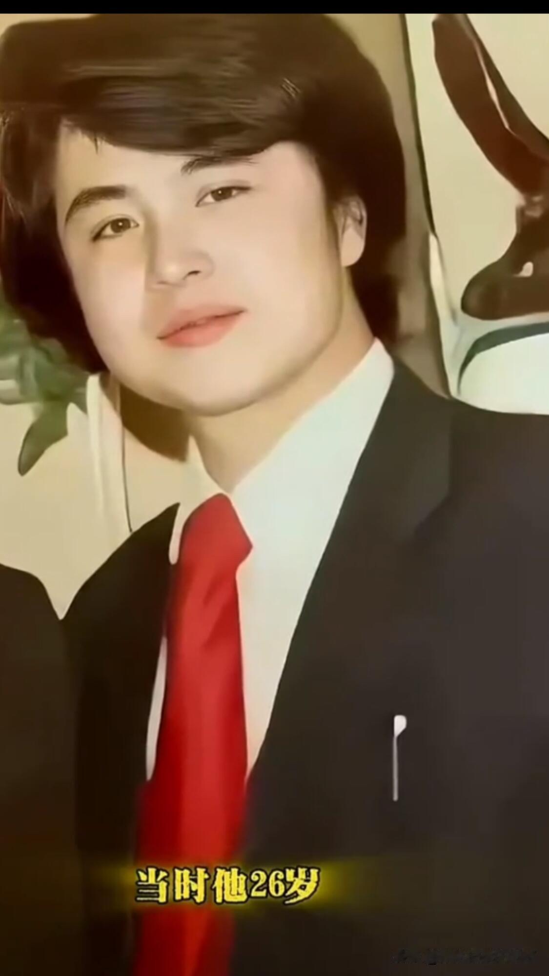 徐少华20多岁的时候是真的帅气啊，五官很有立体感，看上去眼睛都深邃有神，棱角分明