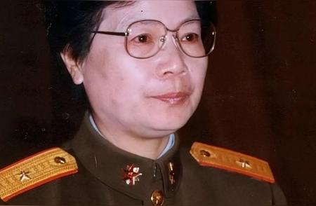 她出生时，父亲只看一眼就离开了，母亲将她送给别人抚养。但她却凭借自己的能力，成为