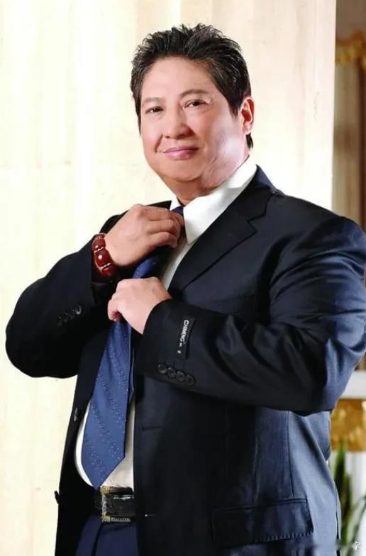 主持人问洪金宝：“你这么胖，是不是身体代谢的问题？” 洪金宝说：“我的胖是吃出来