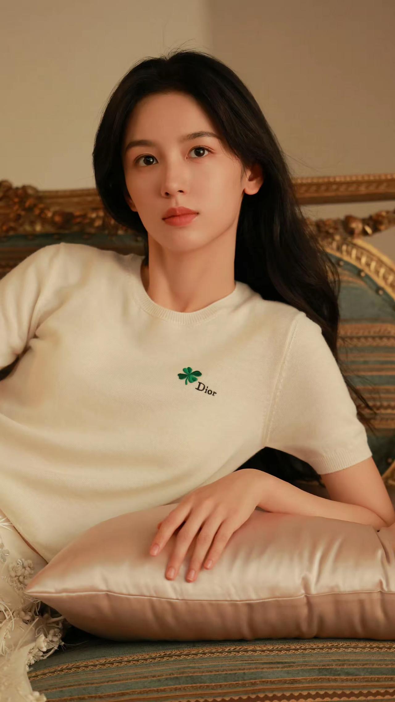 这位顶级美女，周也靠在沙发上，好惬意啊！周也