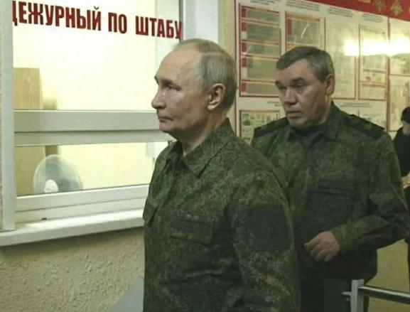 乌克兰要迎来大麻烦了，因为普京突然穿上了军装。熟悉普京的人都知道，他一旦穿上军装