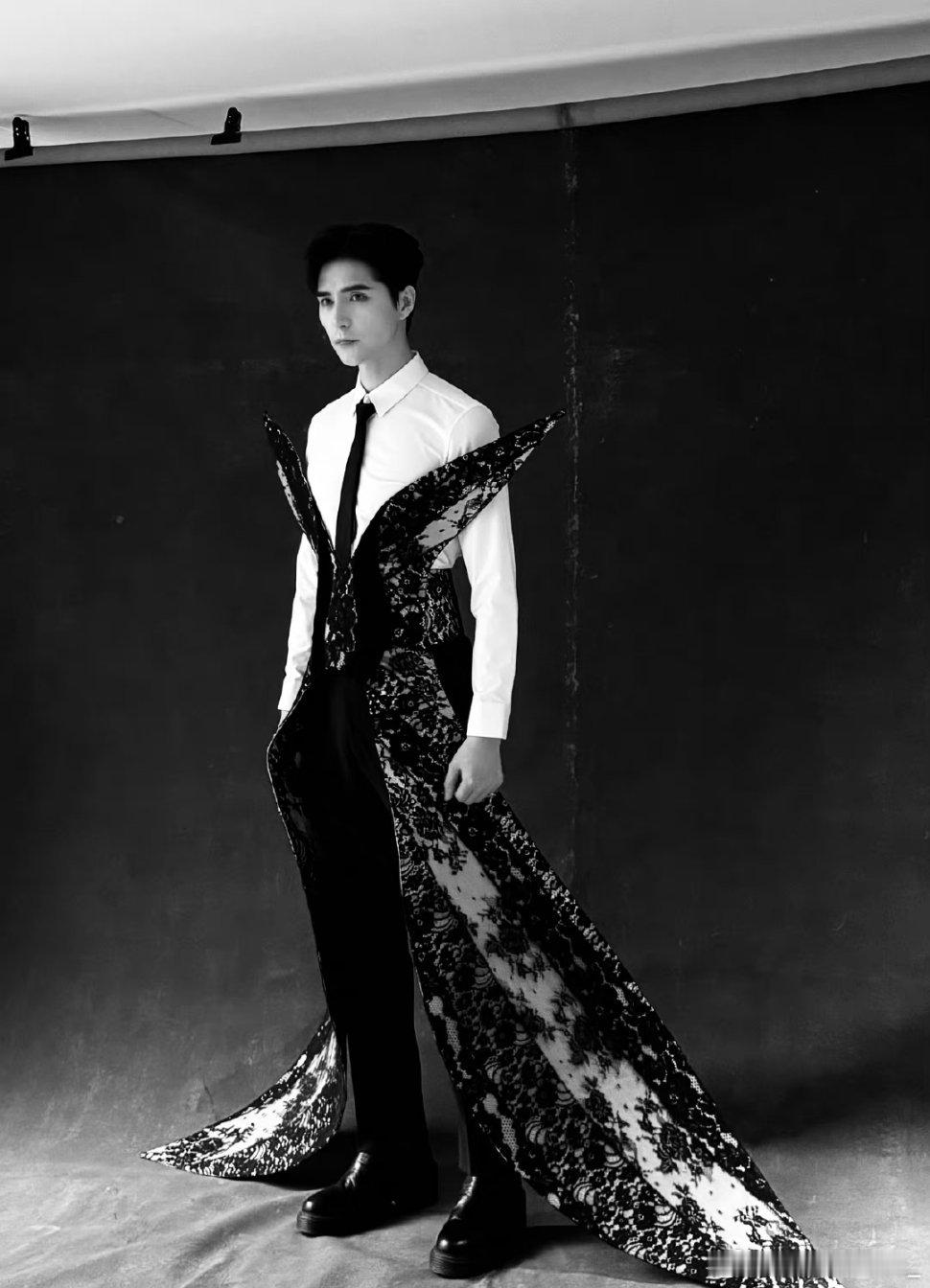 #阿云嘎穿了个蝴蝶##阿云嘎[超话]#救命这个衣服好像大扑棱蛾子哈哈哈哈哈[污]