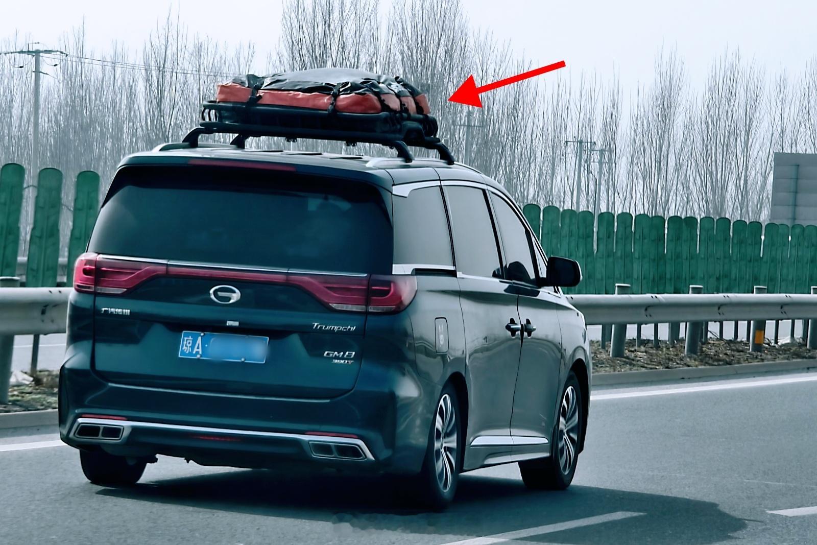 刚想起来初五拍到一台返乡过年的海南车，而且最早那批传祺GM8，掐指一算也有七八年