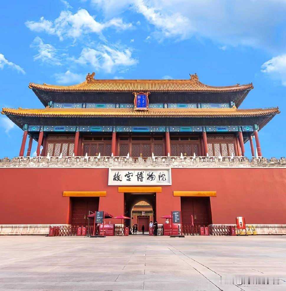 这下好了，不仅北京人知道了

就连全网都知道了。

故宫今晨7点官宣：12月1日